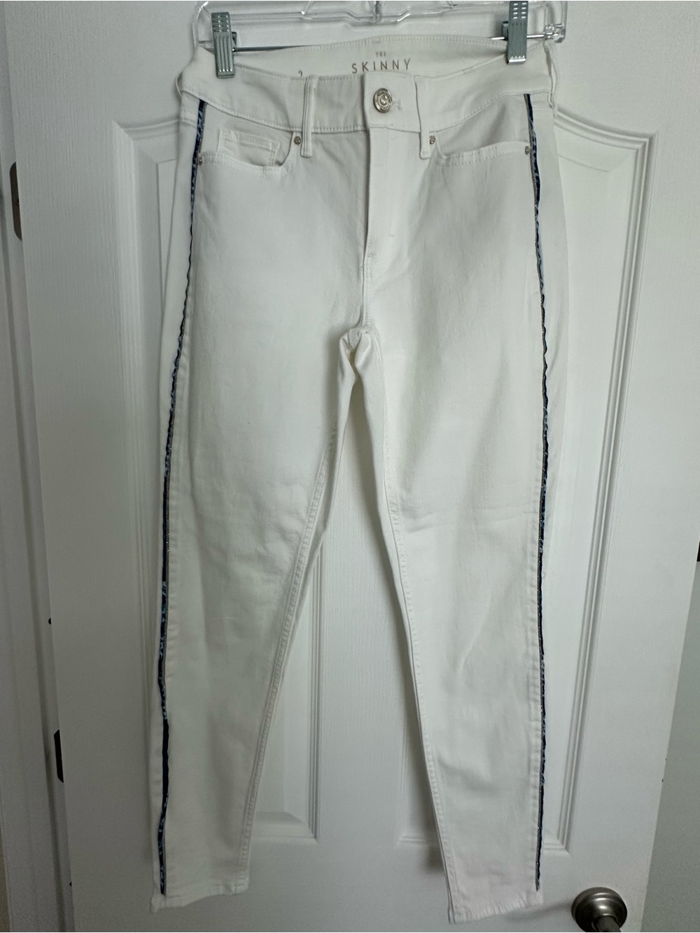 WHBM NWOT “The Skinny Ankle” White Jeans with a blue tuxedo stripe! PERFECT 🌻